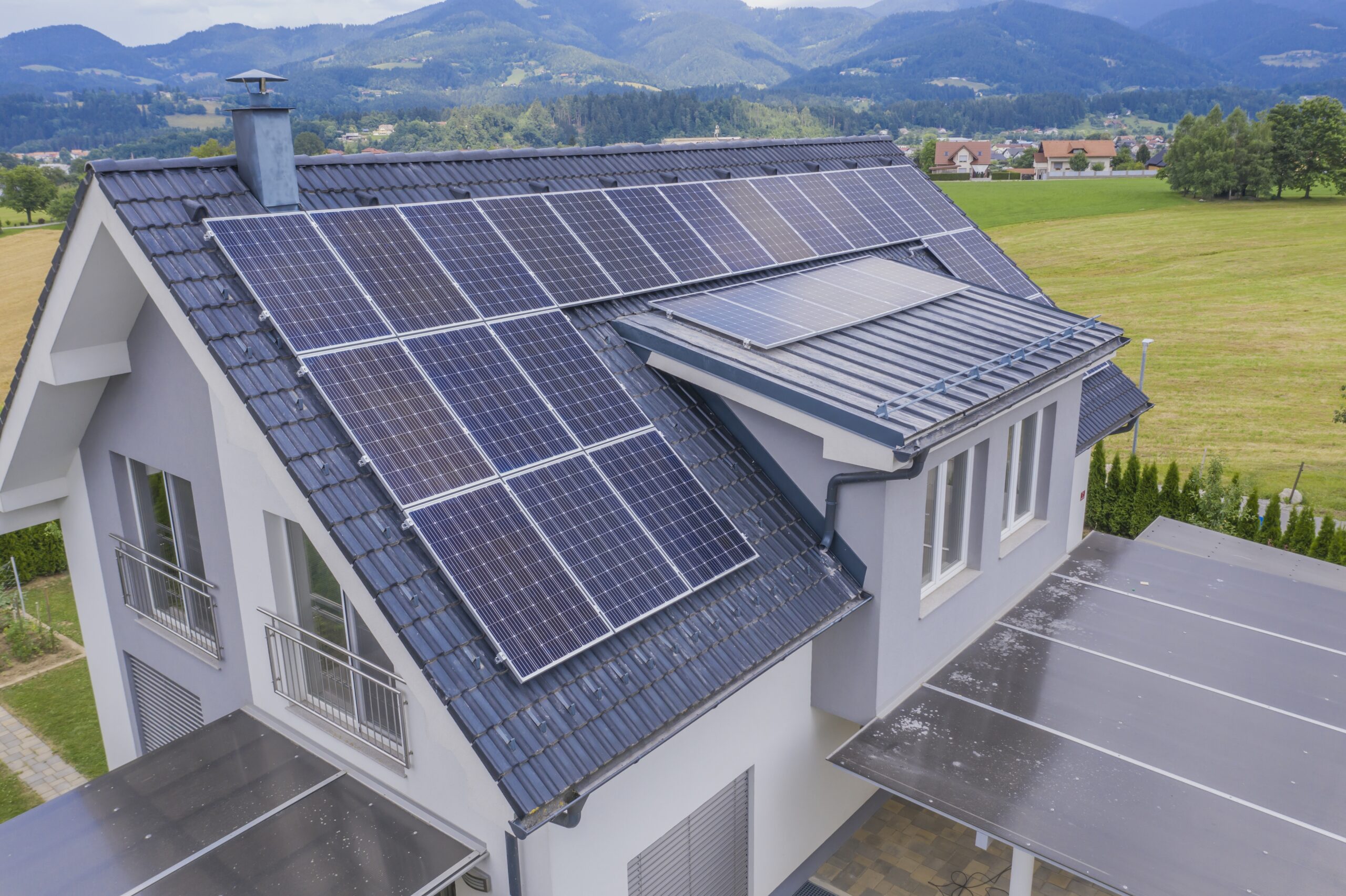 Casa con placas solares en tejado